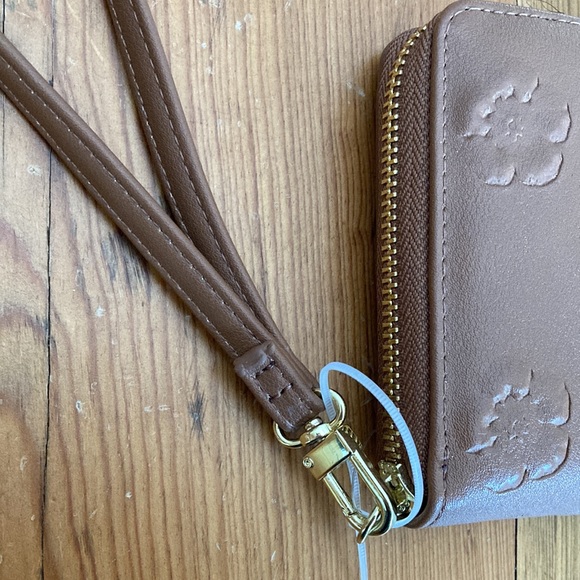 ⚜️Betsey Johnson Tan 3D Flower Design Wallet! NWT! - Picture 7 of 10